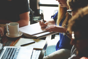 Emprendedores haciendo presupuestos